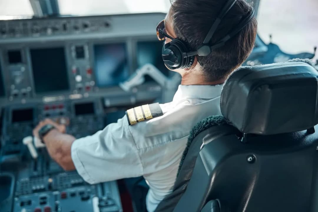 Ile zarabia pilot samolotu LOT? Zaskakujące wynagrodzenia i benefity