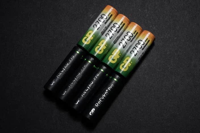 Jakie akumulatorki do lampy błyskowej wybrać, aby uniknąć problemów z zasilaniem?