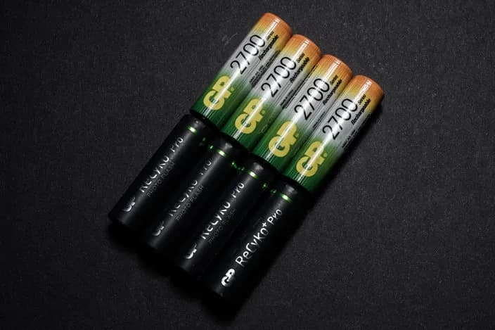 Jakie akumulatorki do lampy błyskowej wybrać, aby uniknąć problemów z zasilaniem?