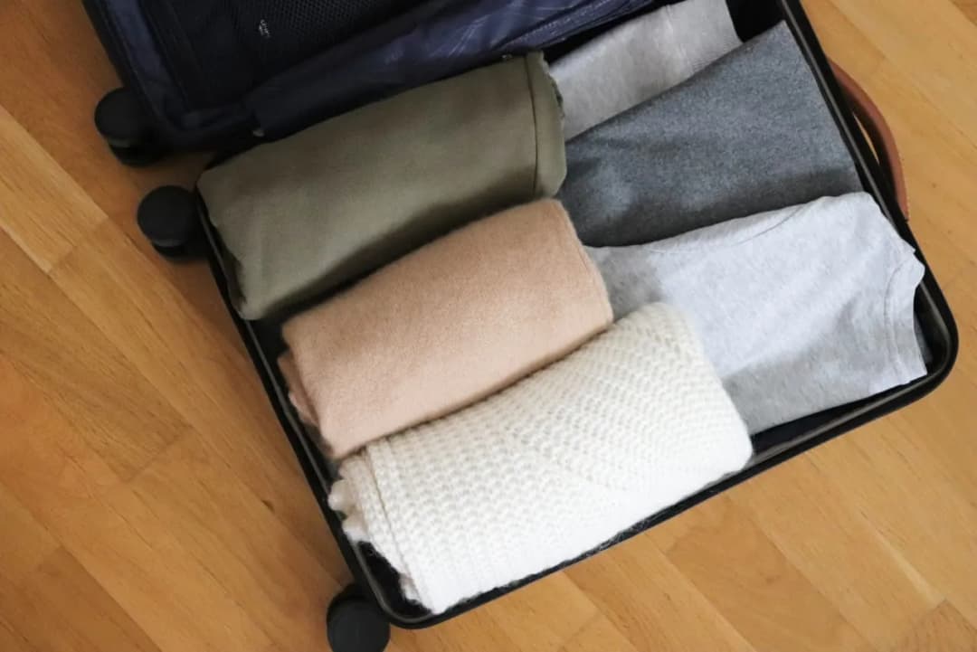 Jak spakować walizkę bez bałaganu – proste triki na efektywne pakowanie