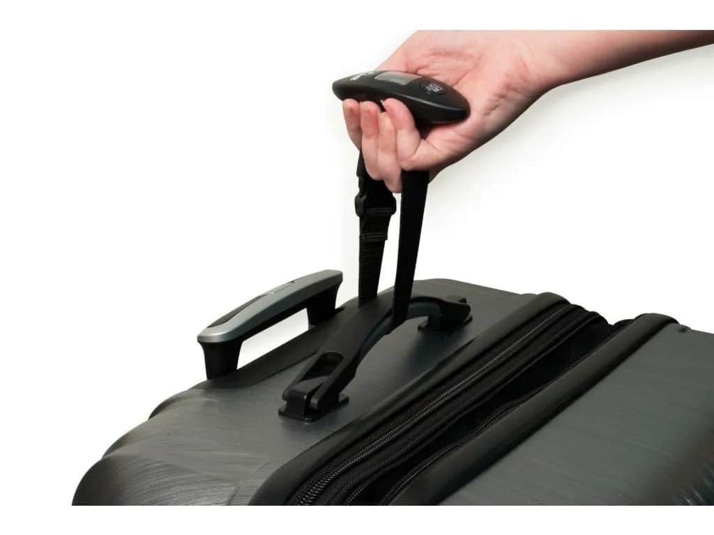 Jak zważyć walizkę w domu i uniknąć opłat za nadbagaż